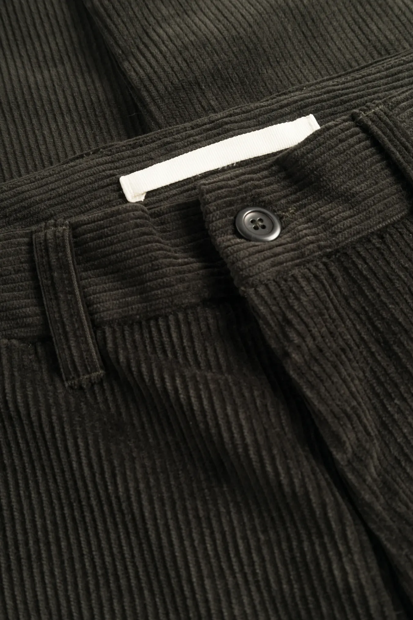TROUSERS^Norse Projects Aros Regular Wide Wale Corduroy Chino Beech Green