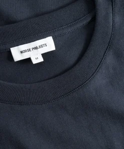 T-SHIRTS^Norse Projects Johannes Organic NORSE Logo T-shirt Dark Navy